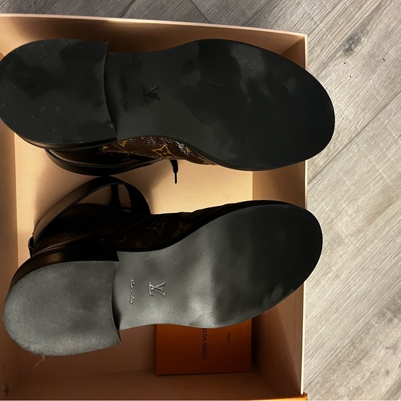 Not my mother’s style, worn once, no sctaches or wear and tear - Picture 3 of 4